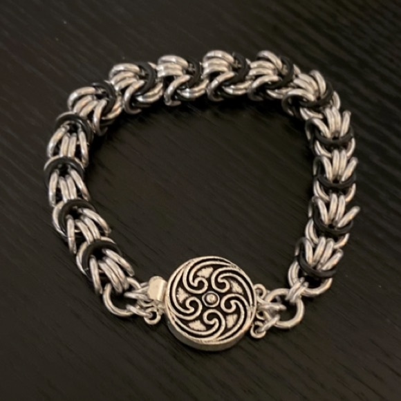 Celtic chain bracelet . handcrafted silver & black maille bizantine links - Picture 4 of 16